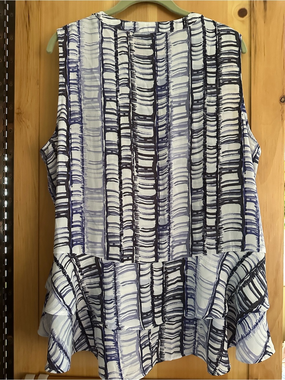 Simply Vera Vera Wang Blue and White Abstract Sleeveless Camisole - Picture 5 of 7